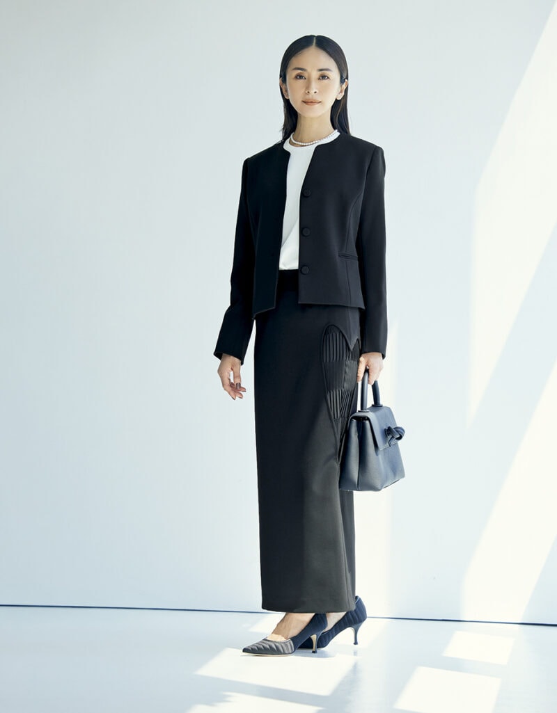 ジャケット3万9600円、ブラウス2万5300円、スカート4万9500(すべてザ ライナー/ザ カーター) パールネックレス1万6500円(ル ボンボン/フーブス) バッグ5万6100円(ヴァジック/ヴァジックジャパン) パンプス5万9400円(ネブローニ/ピモンテ)