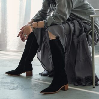 ブラックのスエードブーツが装いをシックモダンへと導く