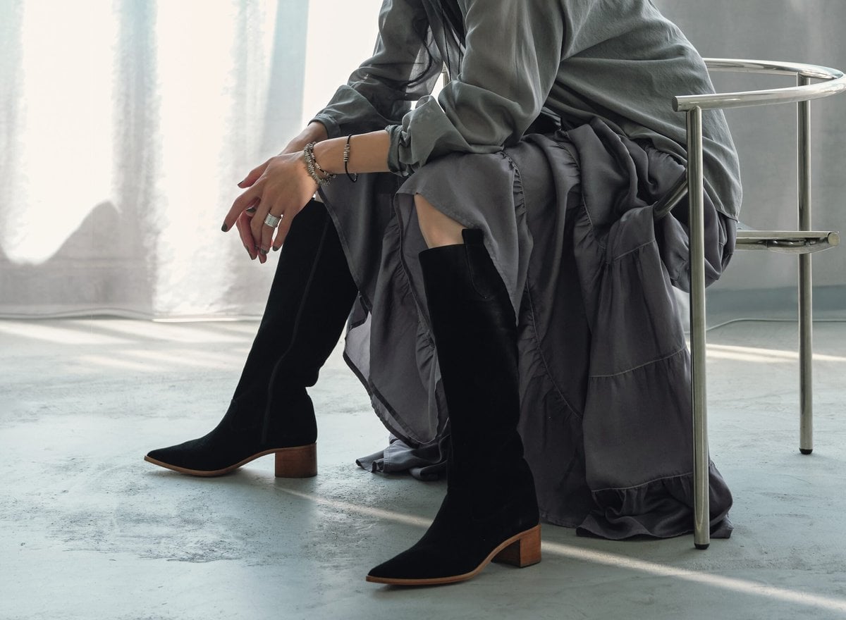 ブラックのスエードブーツが装いをシックモダンへと導く