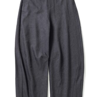 旬なカーブシルエット。パンツ6589円（ユアーズ）