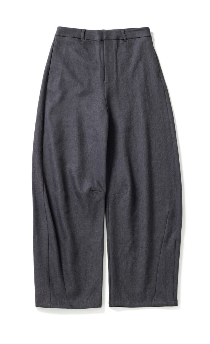 旬なカーブシルエット。パンツ6589円（ユアーズ）
