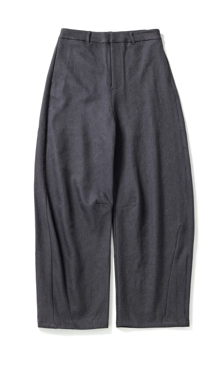 旬なカーブシルエット。パンツ6589円（ユアーズ）