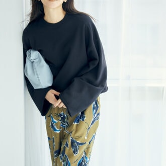 カットソー2万8600円、パンツ3万9600円（ともにサクラ／インターリブ）　バッグ4万5100円（ヴァジック／ヴァジックジャパン）　サングラス5万3900円（オリバーピープルズ／ルックスオティカジャパン カスタマーサービス）