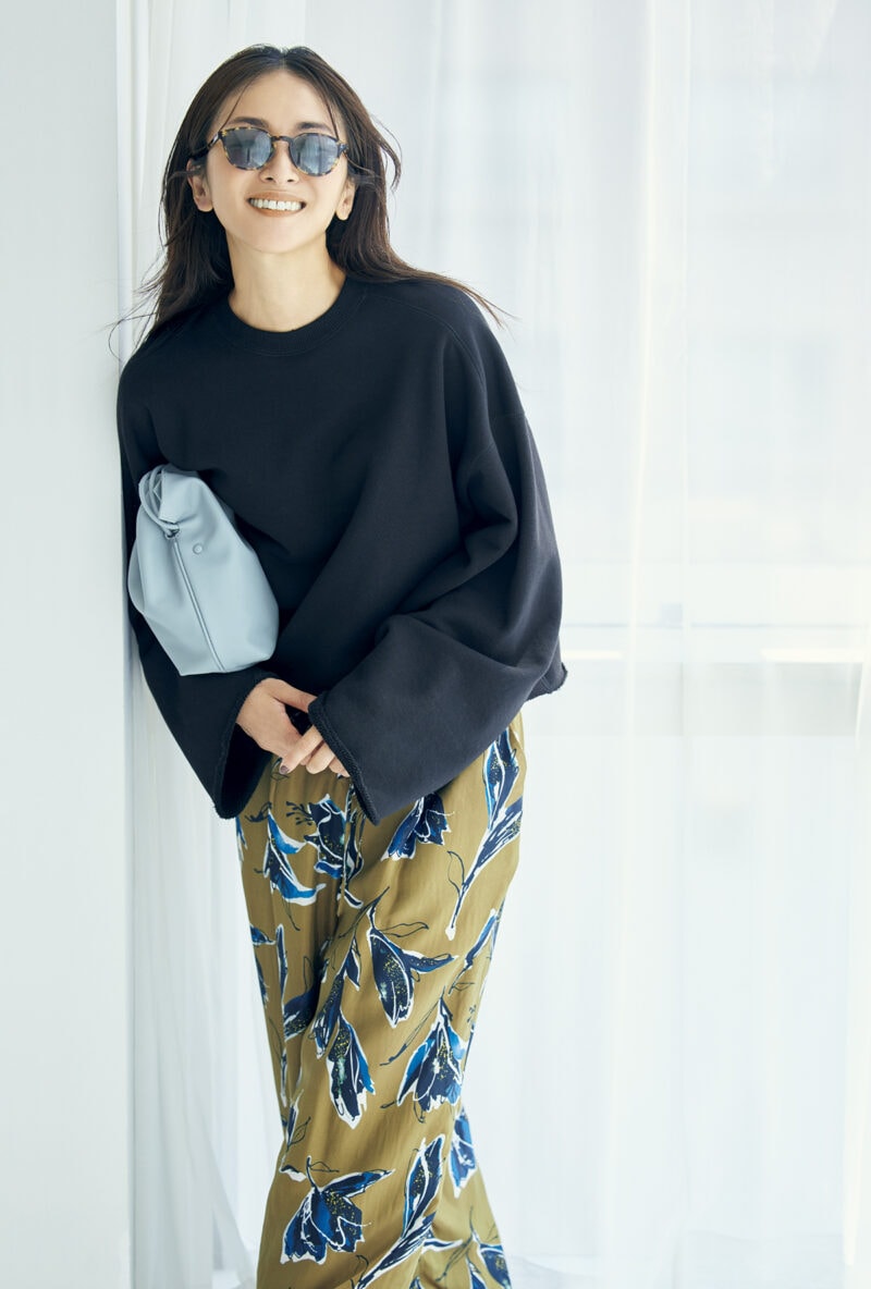 カットソー2万8600円、パンツ3万9600円（ともにサクラ／インターリブ）　バッグ4万5100円（ヴァジック／ヴァジックジャパン）　サングラス5万3900円（オリバーピープルズ／ルックスオティカジャパン カスタマーサービス）