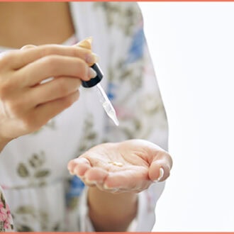 気になる肌悩みにアプローチする美容液をチョイス。説明書どおりの使用量を手に取って。薬用VC ブライトエッセンス［医薬部外品］18mL 3850円（チャントアチャーム）※9月12日発売