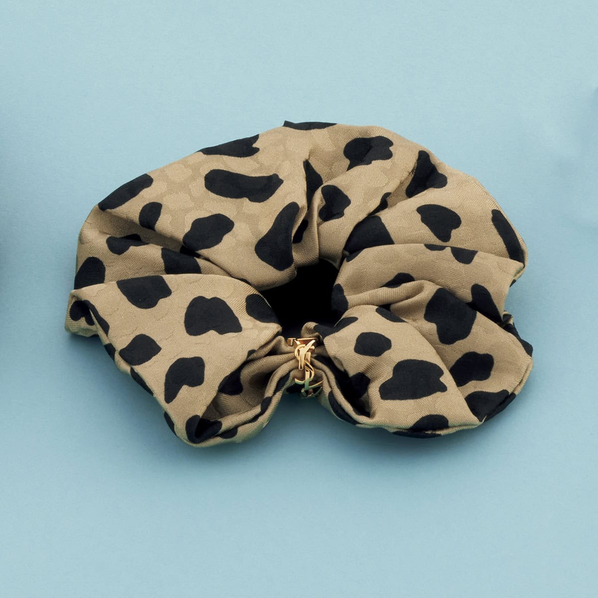 カサンドラ シュシュ5万2800円（サンローラン バイ アンソニー・ヴァカレロ／サンローラン クライアントサービス）