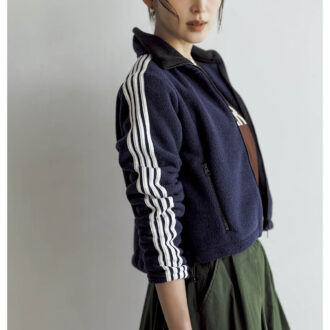 ジャケット4万2900円（アンスクリア／アマン）　トップス1万7600円（キャサリン ハムネット×ロンハーマン／ロンハーマン）　スカート7万8100円（シー ニューヨーク／S&T）　ブーツ13万7500円（ペリーコ）　ネックレス〈パール〉1万9800円（チビ・ジュエルズ／チビ・ジュエルズ ジャパン）   〈間隔空きパール〉2万9700円（プラウ）　〈パール４つ〉1万9800円（メラキ／フラッパーズ）　イヤカフ2万4400円（トムウッド／トムウッド 青山店）　ピアス〈片耳〉3万1130円※参考価格（オーガスト）