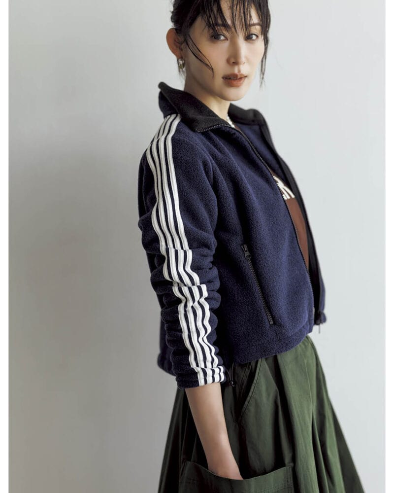 ジャケット4万2900円（アンスクリア／アマン）　トップス1万7600円（キャサリン ハムネット×ロンハーマン／ロンハーマン）　スカート7万8100円（シー ニューヨーク／S&T）　ブーツ13万7500円（ペリーコ）　ネックレス〈パール〉1万9800円（チビ・ジュエルズ／チビ・ジュエルズ ジャパン）   〈間隔空きパール〉2万9700円（プラウ）　〈パール４つ〉1万9800円（メラキ／フラッパーズ）　イヤカフ2万4400円（トムウッド／トムウッド 青山店）　ピアス〈片耳〉3万1130円※参考価格（オーガスト）