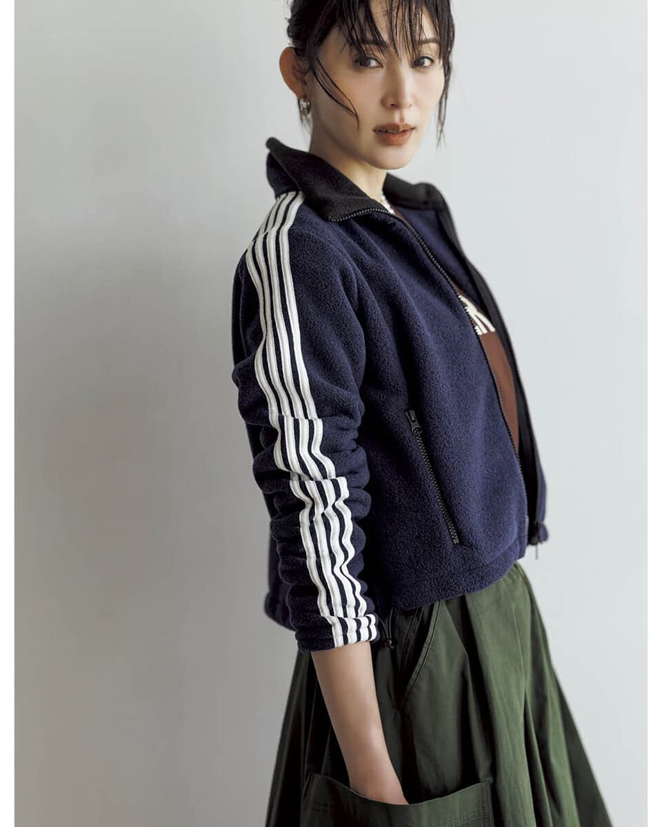 ジャケット4万2900円（アンスクリア／アマン）　トップス1万7600円（キャサリン ハムネット×ロンハーマン／ロンハーマン）　スカート7万8100円（シー ニューヨーク／S&T）　ブーツ13万7500円（ペリーコ）　ネックレス〈パール〉1万9800円（チビ・ジュエルズ／チビ・ジュエルズ ジャパン）   〈間隔空きパール〉2万9700円（プラウ）　〈パール４つ〉1万9800円（メラキ／フラッパーズ）　イヤカフ2万4400円（トムウッド／トムウッド 青山店）　ピアス〈片耳〉3万1130円※参考価格（オーガスト）