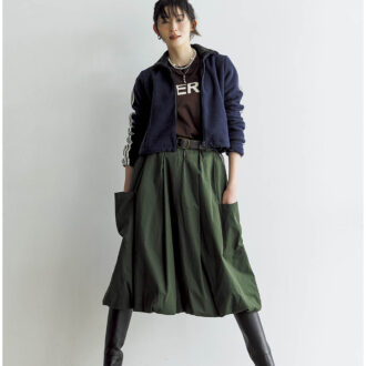 ジャケット4万2900円（アンスクリア／アマン）　トップス1万7600円（キャサリン ハムネット×ロンハーマン／ロンハーマン）　スカート7万8100円（シー ニューヨーク／S&T）　ブーツ13万7500円（ペリーコ）　ネックレス〈パール〉1万9800円（チビ・ジュエルズ／チビ・ジュエルズ ジャパン）   〈間隔空きパール〉2万9700円（プラウ）　〈パール４つ〉1万9800円（メラキ／フラッパーズ）　イヤカフ2万4400円（トムウッド／トムウッド 青山店）　ピアス〈片耳〉3万1130円※参考価格（オーガスト）