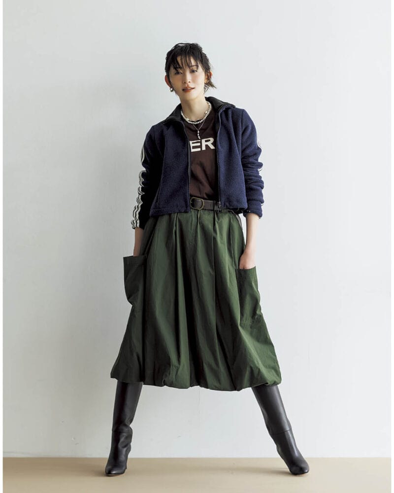 ジャケット4万2900円（アンスクリア／アマン）　トップス1万7600円（キャサリン ハムネット×ロンハーマン／ロンハーマン）　スカート7万8100円（シー ニューヨーク／S&T）　ブーツ13万7500円（ペリーコ）　ネックレス〈パール〉1万9800円（チビ・ジュエルズ／チビ・ジュエルズ ジャパン）   〈間隔空きパール〉2万9700円（プラウ）　〈パール４つ〉1万9800円（メラキ／フラッパーズ）　イヤカフ2万4400円（トムウッド／トムウッド 青山店）　ピアス〈片耳〉3万1130円※参考価格（オーガスト）