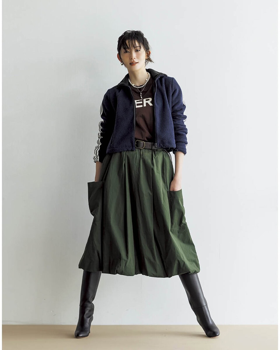 ジャケット4万2900円（アンスクリア／アマン）　トップス1万7600円（キャサリン ハムネット×ロンハーマン／ロンハーマン）　スカート7万8100円（シー ニューヨーク／S&T）　ブーツ13万7500円（ペリーコ）　ネックレス〈パール〉1万9800円（チビ・ジュエルズ／チビ・ジュエルズ ジャパン）   〈間隔空きパール〉2万9700円（プラウ）　〈パール４つ〉1万9800円（メラキ／フラッパーズ）　イヤカフ2万4400円（トムウッド／トムウッド 青山店）　ピアス〈片耳〉3万1130円※参考価格（オーガスト）