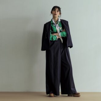 【NAVY×マニッシュコーデ】 インナーのグリーンがこなれ感をアップする