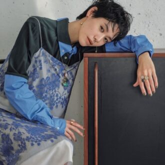 【40代おしゃれ】流行りの”ランジェリー”大人はどう着る？ シャツやTシャツに重ねるビターなレイヤードが正解！ おしゃれスタイル５選