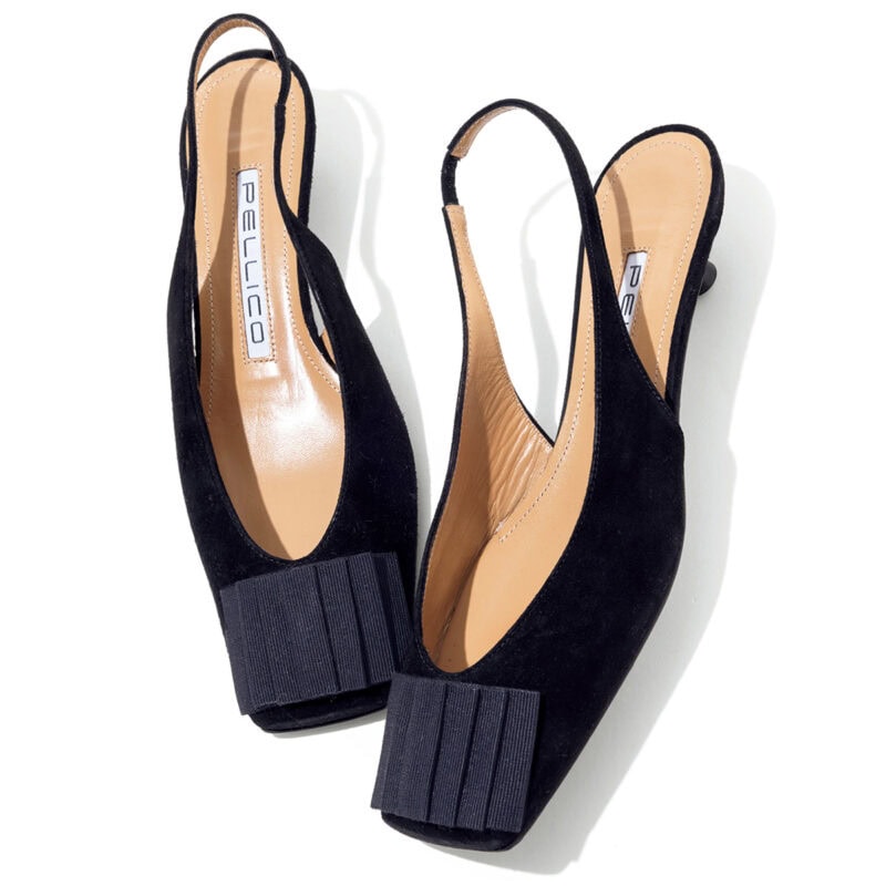 引きずらずに品よく歩けるストラップ付きを。パンプス7万1500円（ペリーコ／アマン）