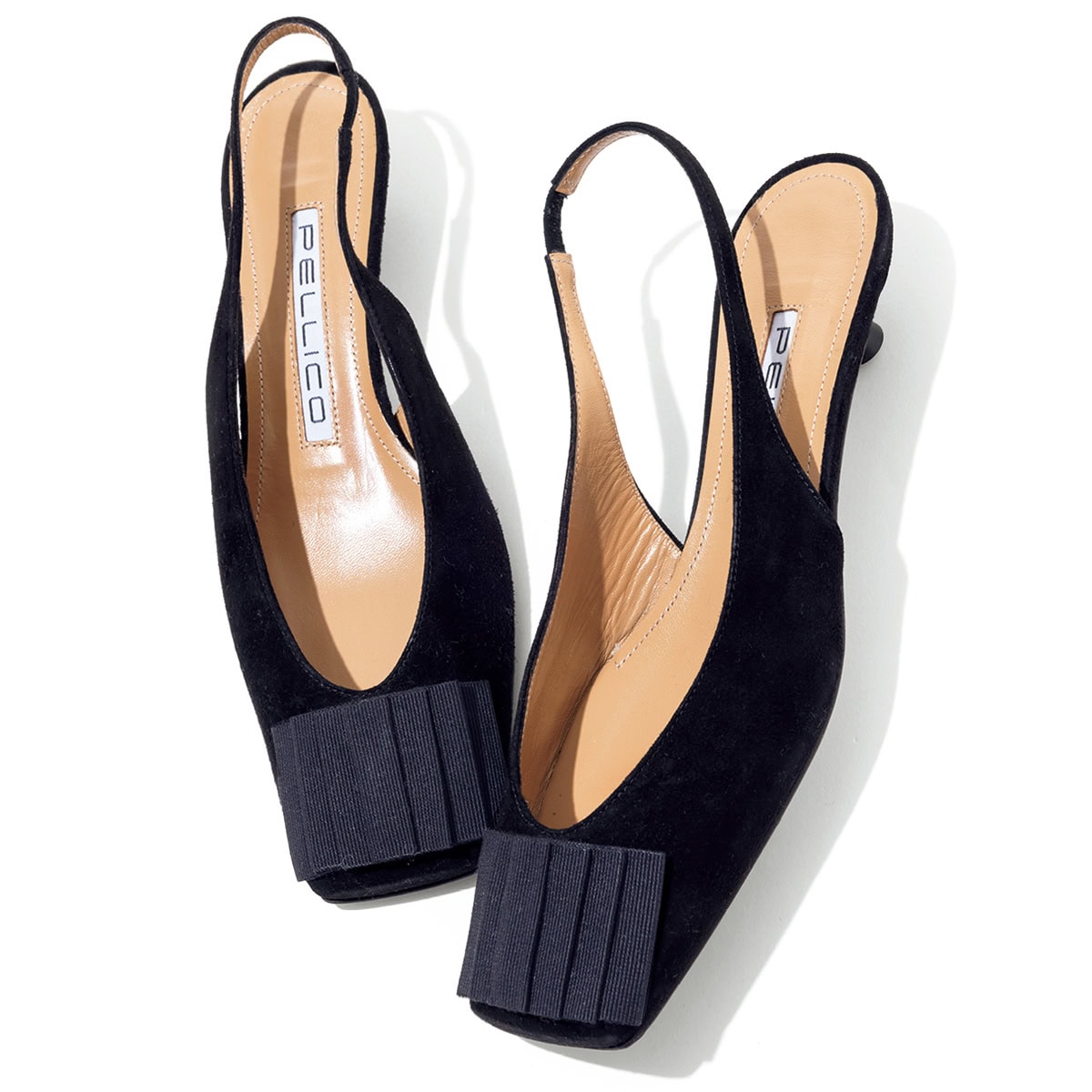 引きずらずに品よく歩けるストラップ付きを。パンプス7万1500円（ペリーコ／アマン）