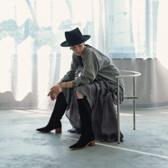 しなやかなスエードに、シュッと尖ったノーズ、フェミニンとモダンのバランスがちょうどいい粋なブーツを主役に。