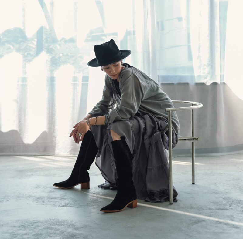 しなやかなスエードに、シュッと尖ったノーズ、フェミニンとモダンのバランスがちょうどいい粋なブーツを主役に。