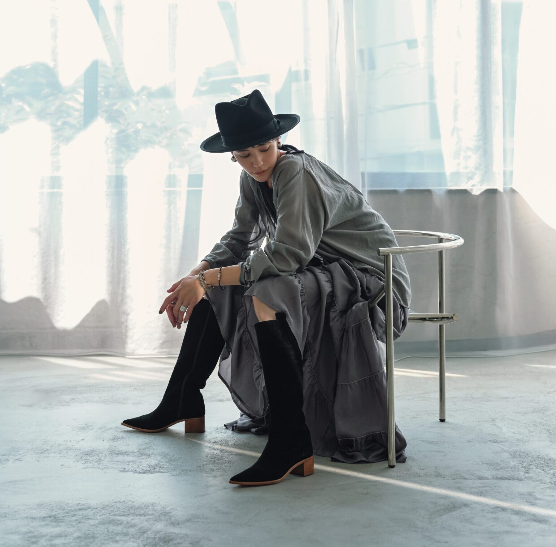 しなやかなスエードに、シュッと尖ったノーズ、フェミニンとモダンのバランスがちょうどいい粋なブーツを主役に。