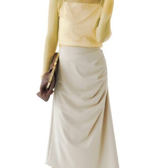 カットソー※インナーキャミソール付き1万9800円(カデュネ/カデュネ プレスルーム) スカート2万5300円(プロタゴニスタ/アマン) クラッチ9万9000円(トラモンターノ/ピモンテ) ピアス4万9500円(テッド・ミューリング/カ・ジツ) リング7800円(コフルジュエリー/ロードス)