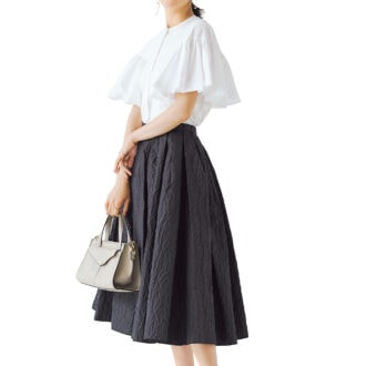 ブラウス2万9700円（アロー）　スカート3万6300円（シーニュ）　バッグ4万4000円（ロリステッラ／ピモンテ）　ピアス6万1600円（Elena Jewelry／ロードス）　リング13万6400円（プライマル）