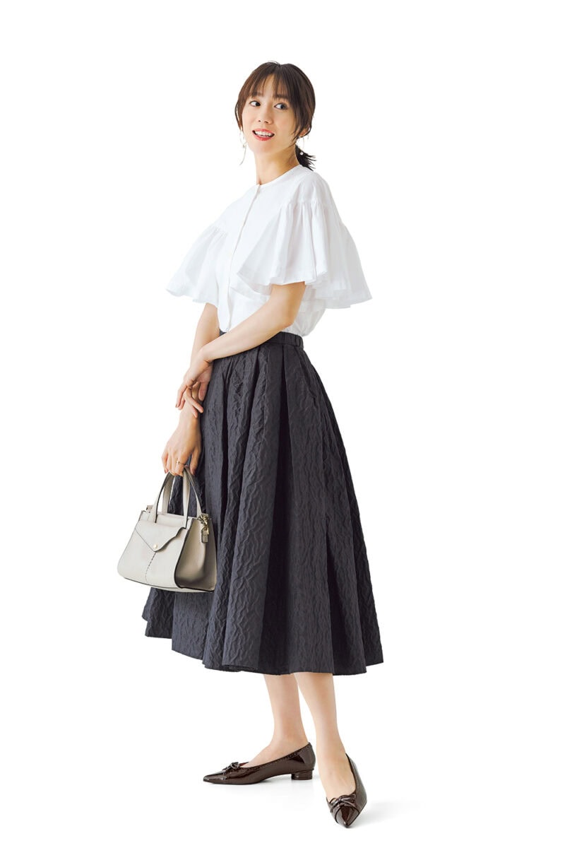ブラウス2万9700円（アロー）　スカート3万6300円（シーニュ）　バッグ4万4000円（ロリステッラ／ピモンテ）　ピアス6万1600円（Elena Jewelry／ロードス）　リング13万6400円（プライマル）