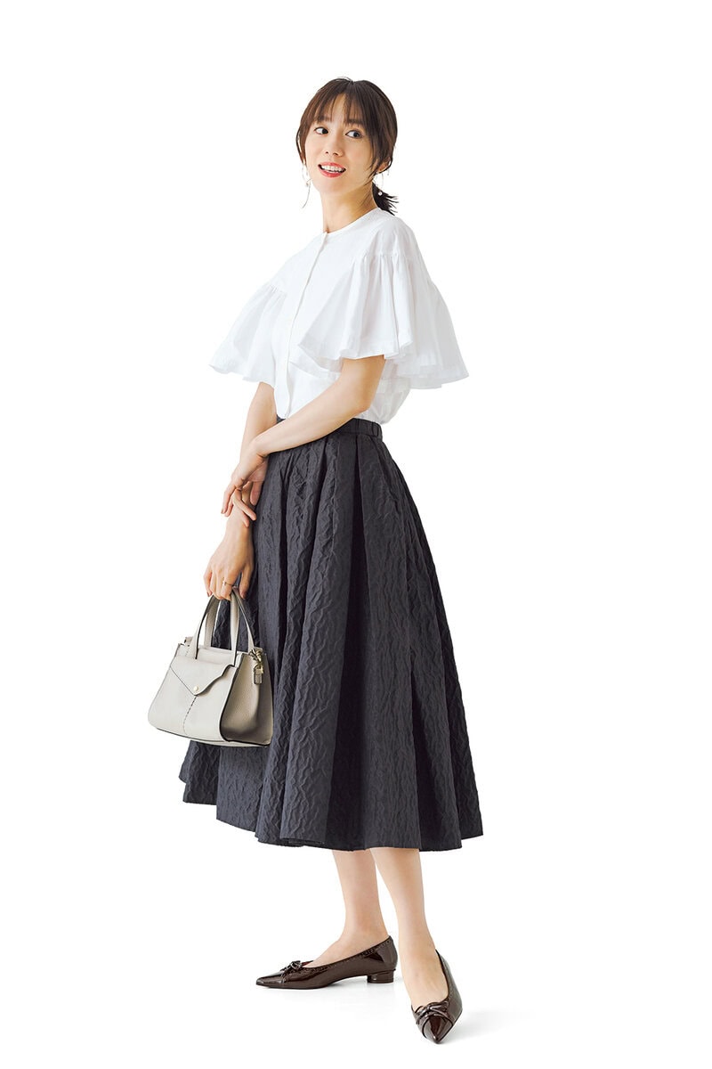 ブラウス2万9700円（アロー）　スカート3万6300円（シーニュ）　バッグ4万4000円（ロリステッラ／ピモンテ）　ピアス6万1600円（Elena Jewelry／ロードス）　リング13万6400円（プライマル）