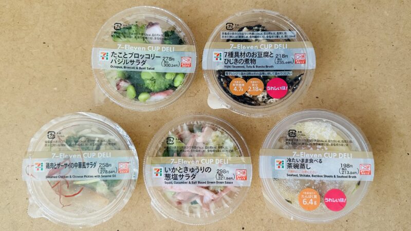 セブンイレブンで買える低脂質・高タンパクのカップデリ5点の画像。たことブロッコリーバジルサラダ・7種具材のお豆腐とひじきの煮物・冷たいまま食べる茶碗蒸し・いかときゅうりの葱塩サラダ・鶏肉とザーサイの中華風サラダ