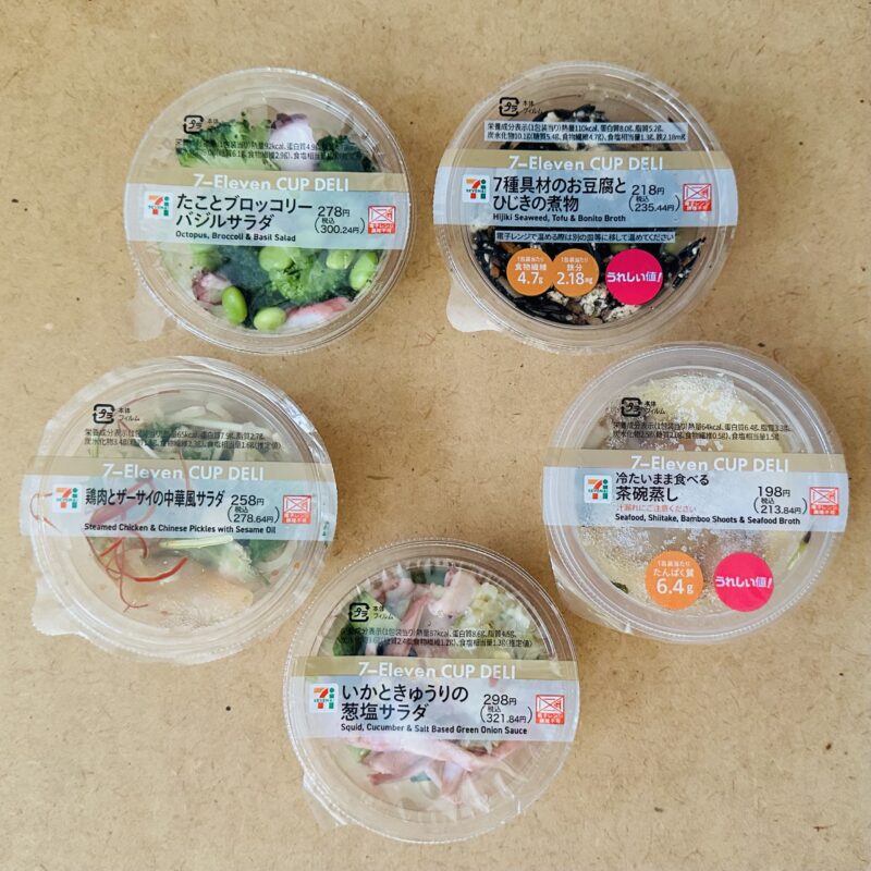 セブンイレブンで買える低脂質・高タンパクのカップデリ5点の画像。たことブロッコリーバジルサラダ・7種具材のお豆腐とひじきの煮物・冷たいまま食べる茶碗蒸し・いかときゅうりの葱塩サラダ・鶏肉とザーサイの中華風サラダ