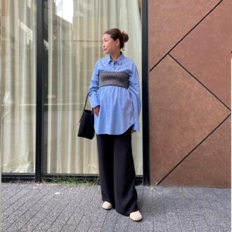 【40代スナップ】鮮やかなブルーのウールシャツにビスチェを重ねて。秋の始まりを感じる上品レイヤード｜ NOBLE/Lilas プレス・田井美也子さん