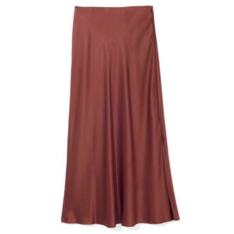 優美な光沢やドレープが美しいスリップスカート。ヒップはすっきりと、裾に向かってAラインに広がるシルエットが特徴。7万7000円（ヴィンス／コロネット）