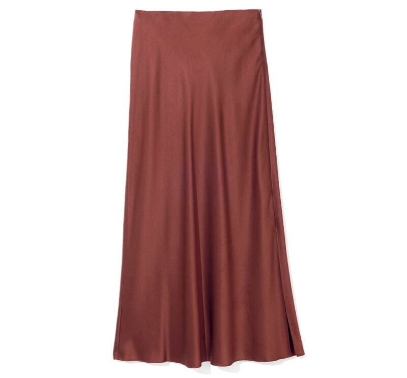 優美な光沢やドレープが美しいスリップスカート。ヒップはすっきりと、裾に向かってAラインに広がるシルエットが特徴。7万7000円（ヴィンス／コロネット）