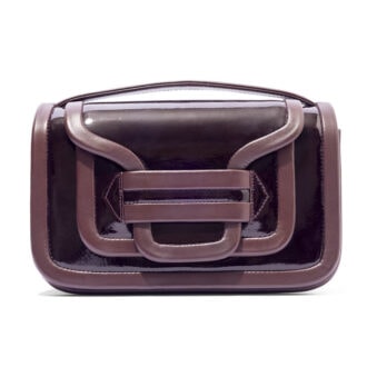 グラブ持ちしてもかっこいいハンドバッグ。ミラーチャーム、ショルダーストラップ付き。18万7000円（ピエール アルディ／ピエール アルディ 東京）