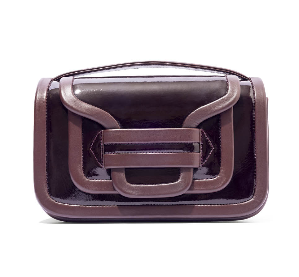 グラブ持ちしてもかっこいいハンドバッグ。ミラーチャーム、ショルダーストラップ付き。18万7000円（ピエール アルディ／ピエール アルディ 東京）