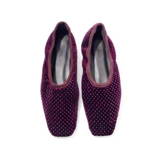 ベロア地にストーンをちりばめたリュクスなフラットシューズ。足を包み込むような甲深デザインで歩きやすさも完璧。3万5200円（ペリーコ サニー）