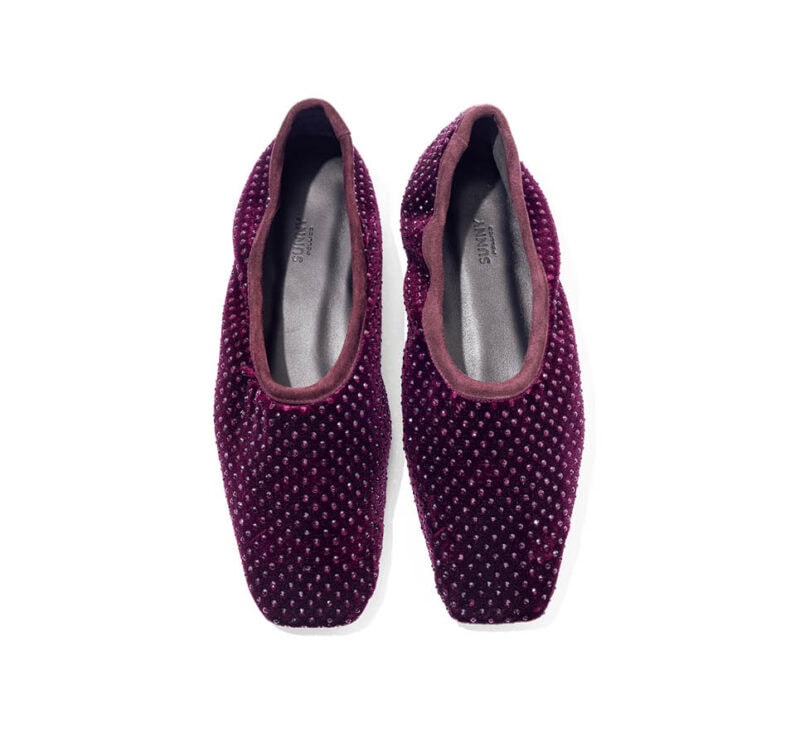 ベロア地にストーンをちりばめたリュクスなフラットシューズ。足を包み込むような甲深デザインで歩きやすさも完璧。3万5200円（ペリーコ サニー）