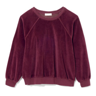 スポーティなパイル地スエットも、バーガンディならヒールが似合うセンシュアルな一着に。4万5100円（スージー コンディ／RHC ロンハーマン）