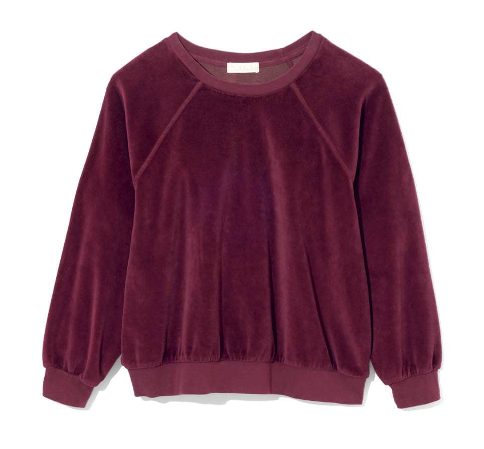 スポーティなパイル地スエットも、バーガンディならヒールが似合うセンシュアルな一着に。4万5100円（スージー コンディ／RHC ロンハーマン）