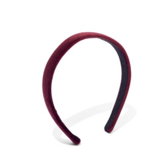 上質なベロアカチューシャは出すぎない存在感が大人向き。シンプルなデザインでどんなヘアスタイルにもマッチ。9350円（ジャルダン ドゥ シュブー）