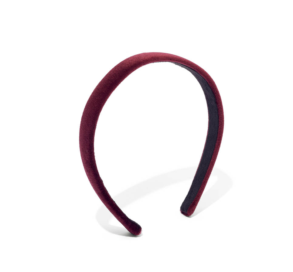 上質なベロアカチューシャは出すぎない存在感が大人向き。シンプルなデザインでどんなヘアスタイルにもマッチ。9350円（ジャルダン ドゥ シュブー）