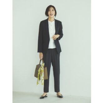 【着回しアイテム：Ⓐ＋Ⓓ】シャツ1万4850円（アバハウス マヴィ／アバハウスインターナショナル オンラインストア）　バッグ6万6000円（ヴァジック／ヴァジックジャパン）　スカーフ1万6500円（マニプリ）　パンプス6万8200円（ネブローニ）　パンプス2万350円（ダイアナ／ダイアナ 銀座本店）　ピアス2万5300円（Pearl for Life）、リング3300円（ヘンカ／ともにロードス）