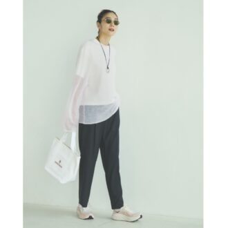 【着回しアイテム：Ⓓ】ニット1万8700円（セピエ／コラージュ ガリャルダガランテ 京王百貨店 新宿店）　Tシャツ1万4300円（ティッカ）　バッグ7920円（ドレステリア／ドレステリア 渋谷スクランブルスクエア店）　スニーカー2万2000円（ホカ®／デッカーズジャパン）　サングラス2万6400円（ザ ベッドフォード ホテル／キングスター） ネックレス3万8500円（アダワット トゥアレグ／ザ エディット ストア）