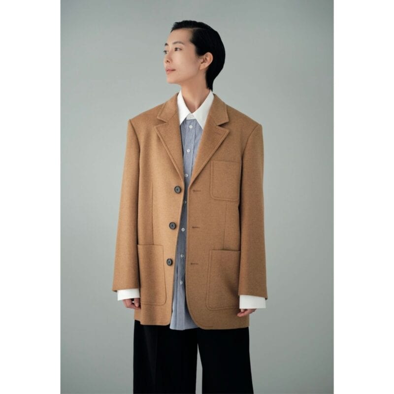 テーラードジャケット（カシミアフランネル） 57万2000円、シャツ17万500円、パンツ19万8000円※すべて予定価格（すべてセリーヌ／セリーヌ ジャパン）