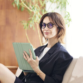 その日は突然!?  モデルAVIさんの“老眼デビュー”ストーリー【40代のアイケア】