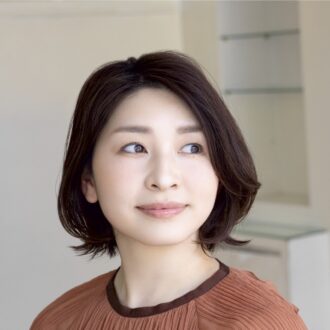 【40代家で白髪染め】ムラなくキレイに染まる＜HOW TO></noscript>つき、美容師直伝セルフカラー完全ガイド