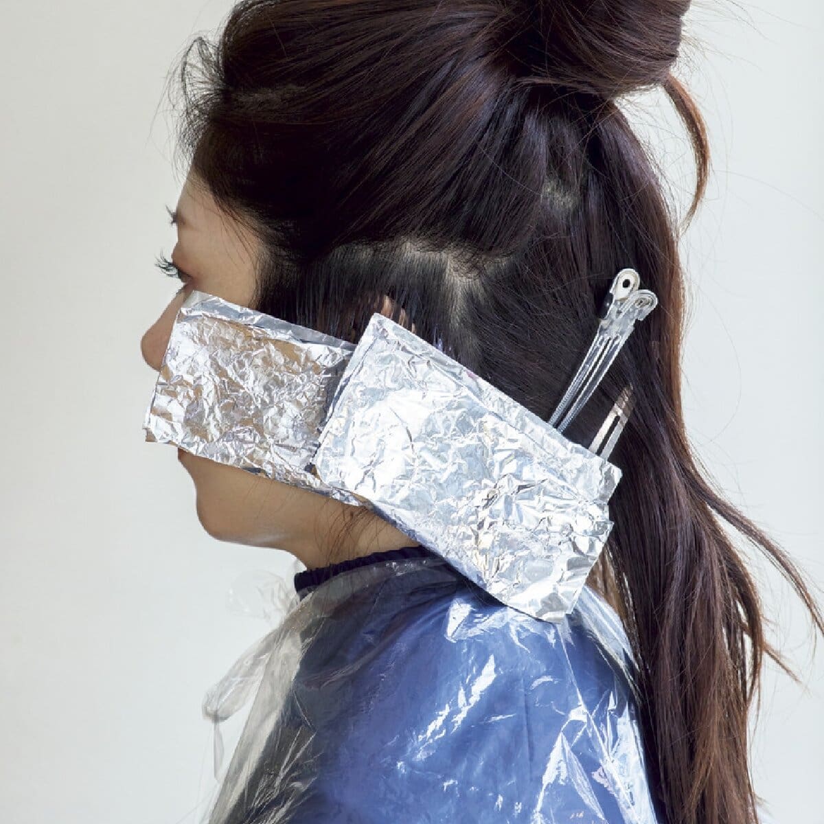 アルミホイルに髪を包む