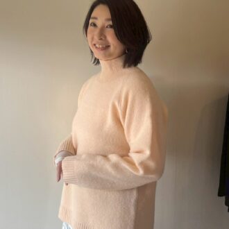 MUJILabo　ヤク混タートルネックセーター　ライトオレンジ　佐々木さん着用