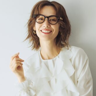 眼鏡7万400円（ボッテガ・ヴェネタ／ケリング アイウェア ジャパン カスタマーサービス）　ブラウス3万8500円（エッフェ ビームス／ビームス ハウス 丸の内）　ピアス4万9500円（リューク）