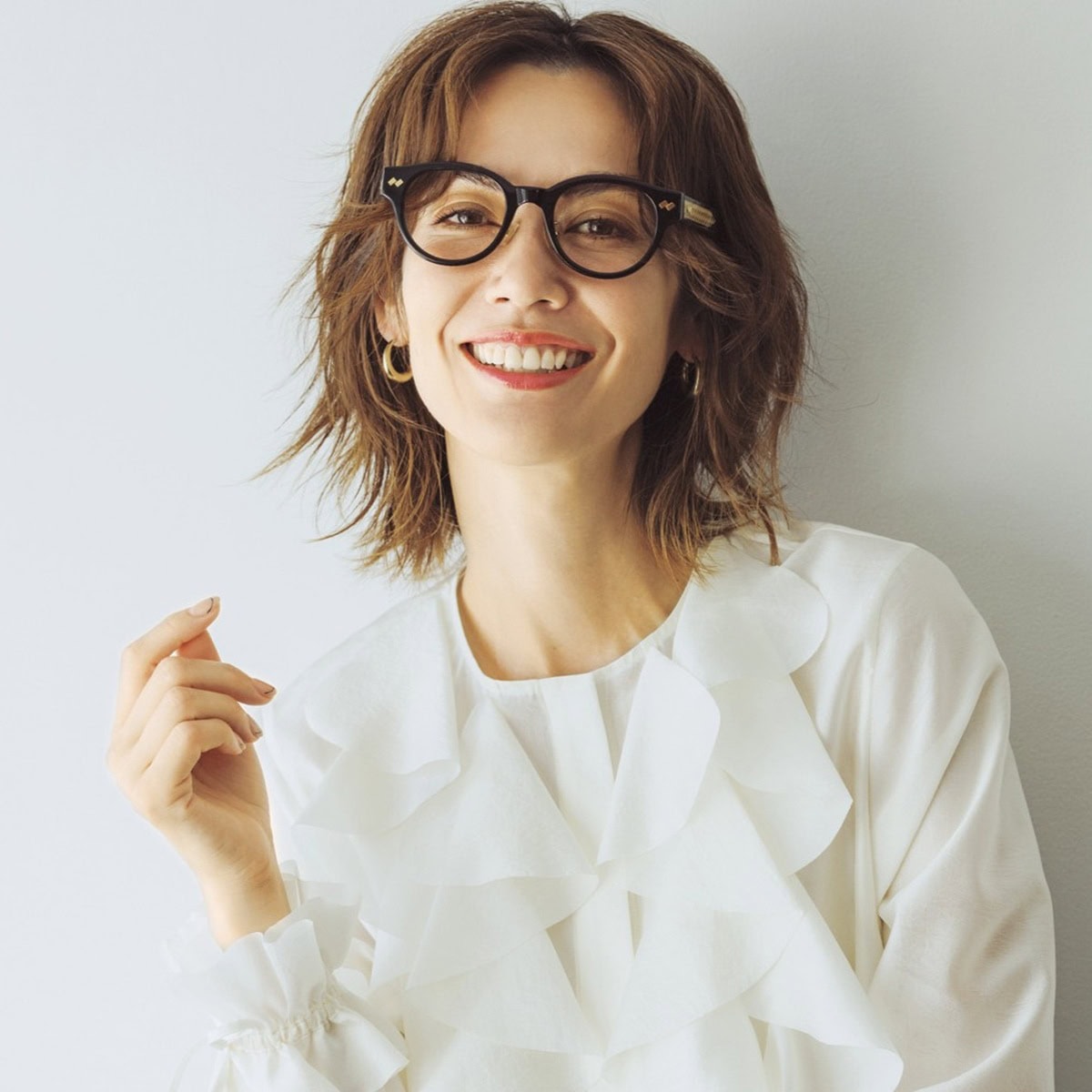 眼鏡7万400円（ボッテガ・ヴェネタ／ケリング アイウェア ジャパン カスタマーサービス）　ブラウス3万8500円（エッフェ ビームス／ビームス ハウス 丸の内）　ピアス4万9500円（リューク）