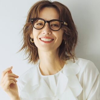 華やかタイプにフィット、知的で洒落見えボストン型老眼鏡5選【8タイプ別の顔診断つき】